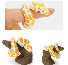 Load image into Gallery viewer, (Gashapon) Bandai - The Diversity Of Life On Earth Yubimaki Collection Armadillo Girdled Lizard & Ball Python
